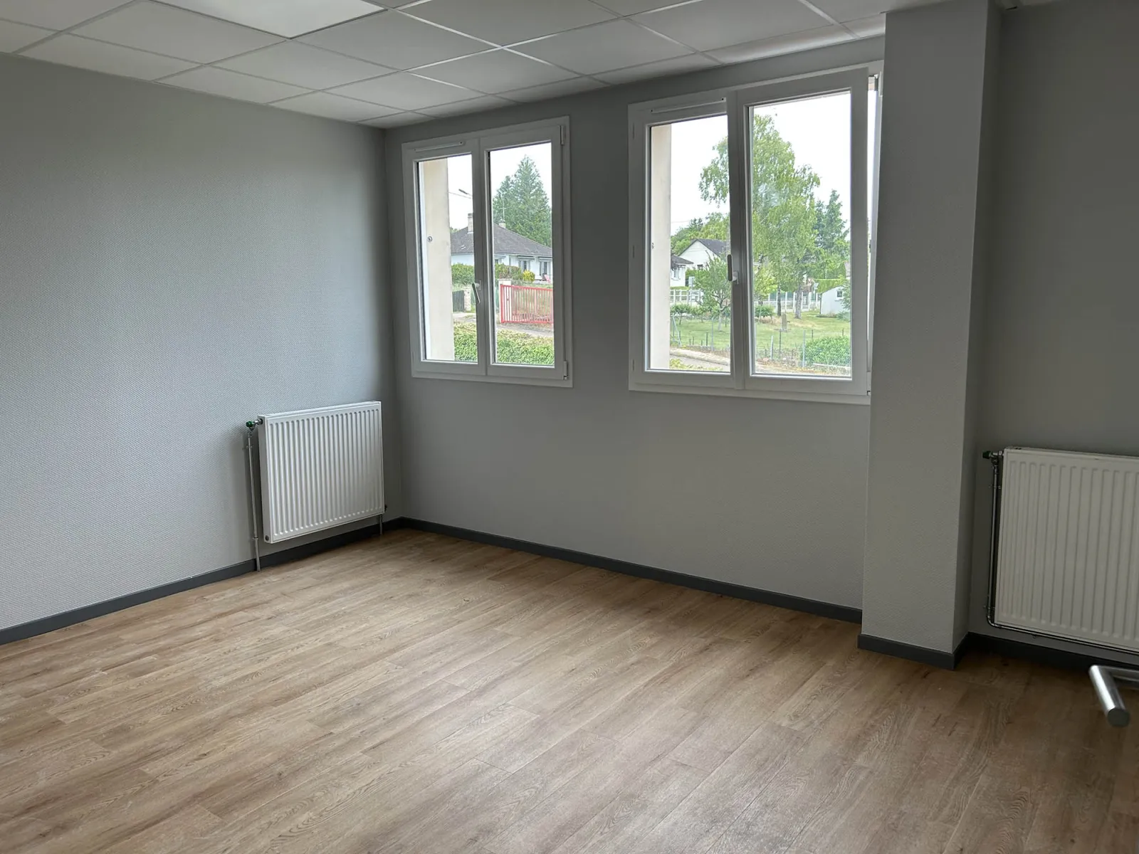 BUREAUX AIX EN OTHE - photo 1